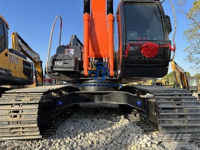 Hitachi ZX 200 Kāpurķēžu ekskavatori