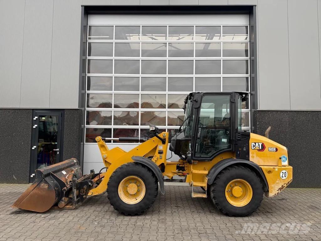 CAT 908 Iekrāvēji uz riteņiem