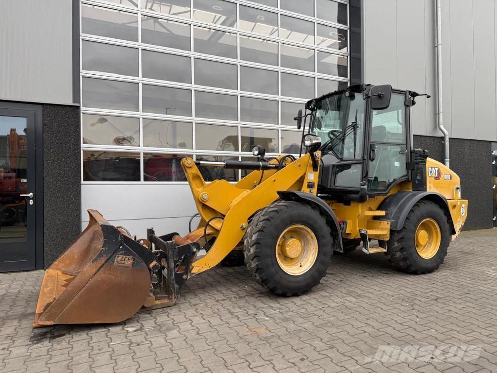 CAT 908 Iekrāvēji uz riteņiem