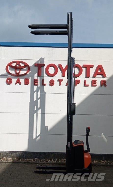 Toyota SWE120L Pašgājēji krautnētāji