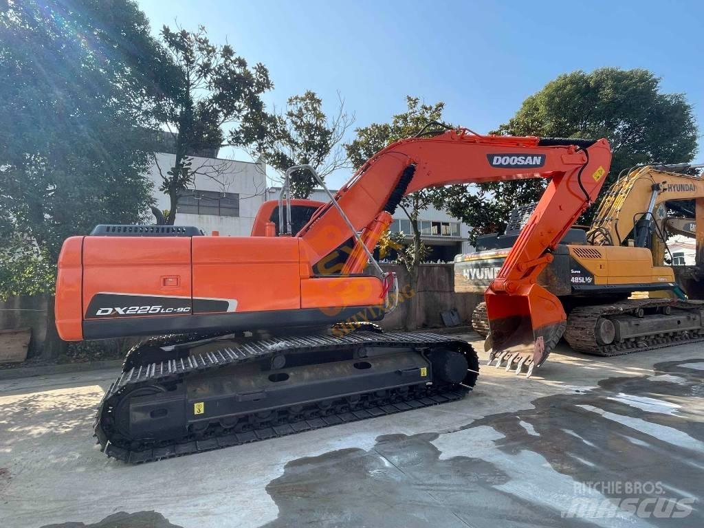 Doosan DX 225 LC Ekskavatori tālās sniedzamības darbiem