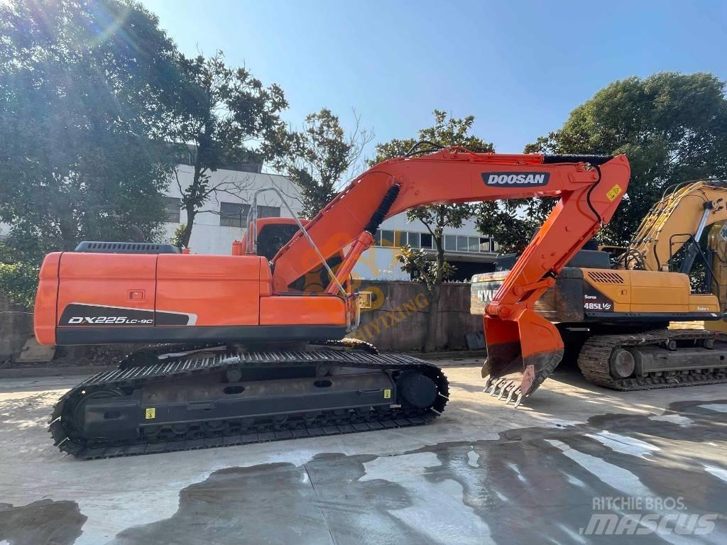 Doosan DX 225 LC Ekskavatori tālās sniedzamības darbiem