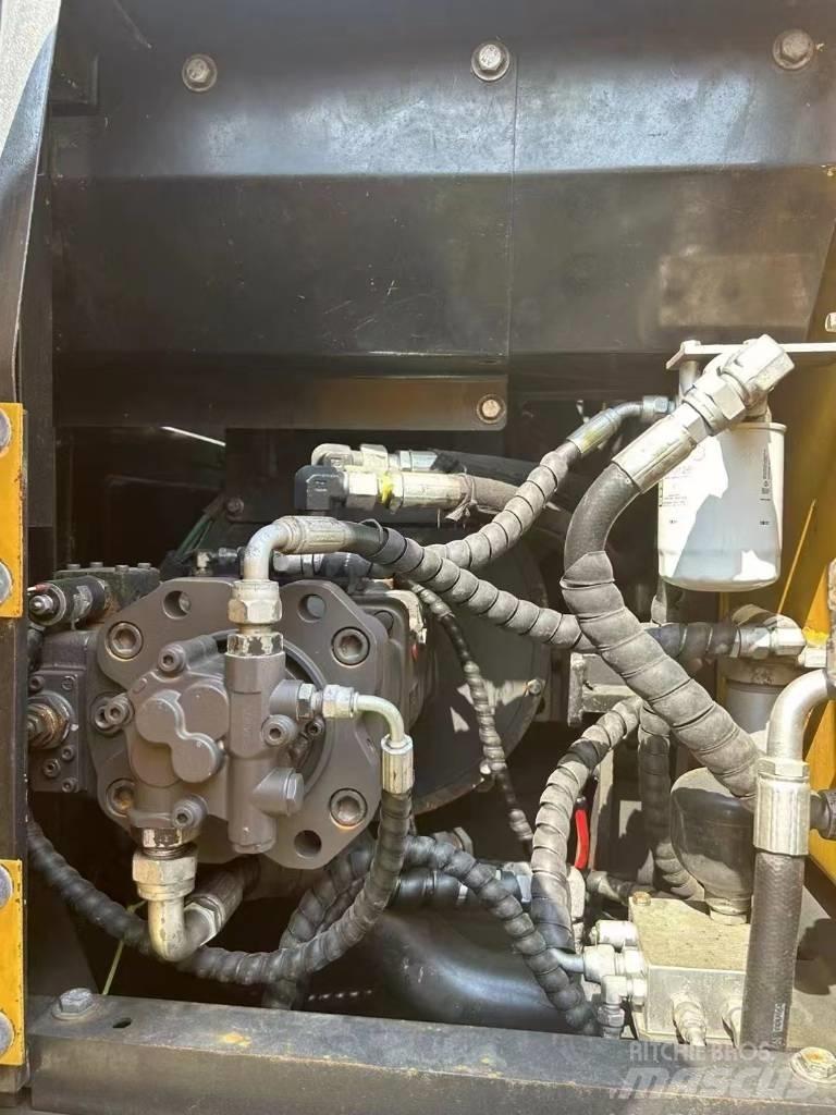 Volvo 140 Kāpurķēžu ekskavatori
