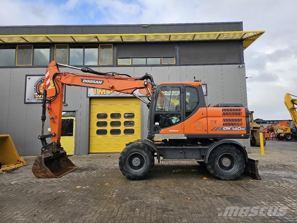 Doosan DX 140W Ekskavatori uz riteņiem