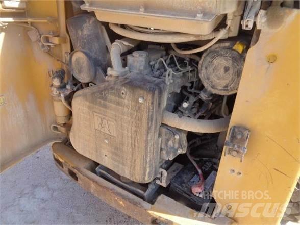 CAT 252B3 Lietoti riteņu kompaktiekrāvēji