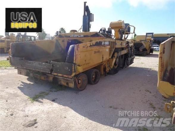 CAT AP-1000B Asfalta klājēji