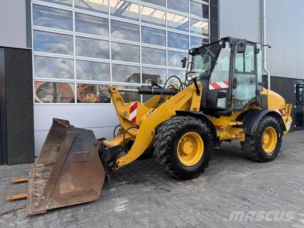 CAT 908H2 Iekrāvēji uz riteņiem