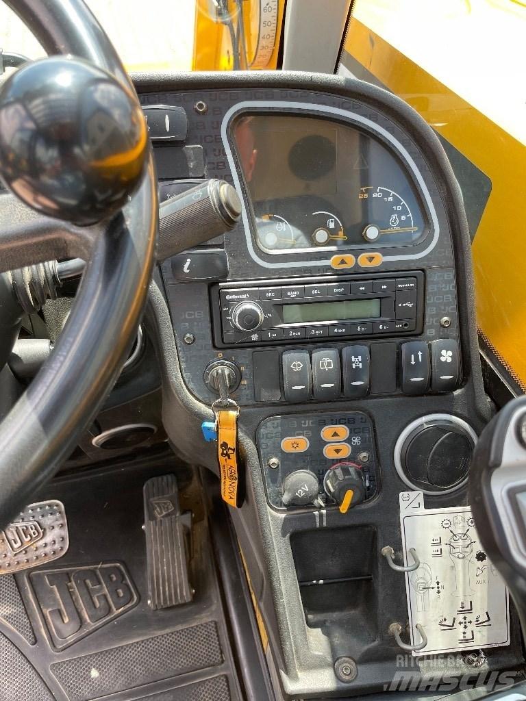 JCB 541-70 Agri Plus Lauksaimniecības pacēlāji