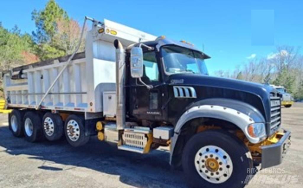 Mack GU 713 Pašizgāzējs