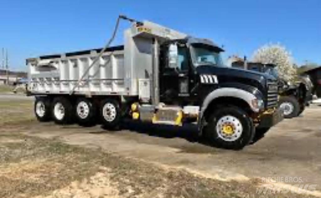 Mack GU 713 Pašizgāzējs