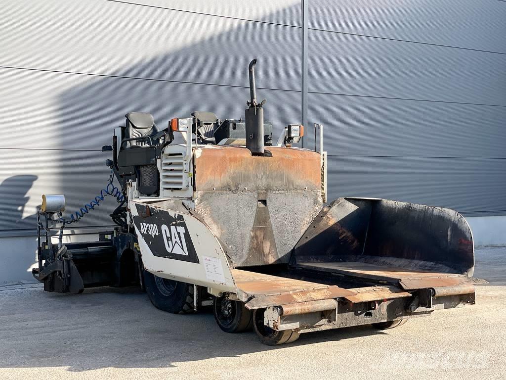 CAT AP300 Asfalta klājēji