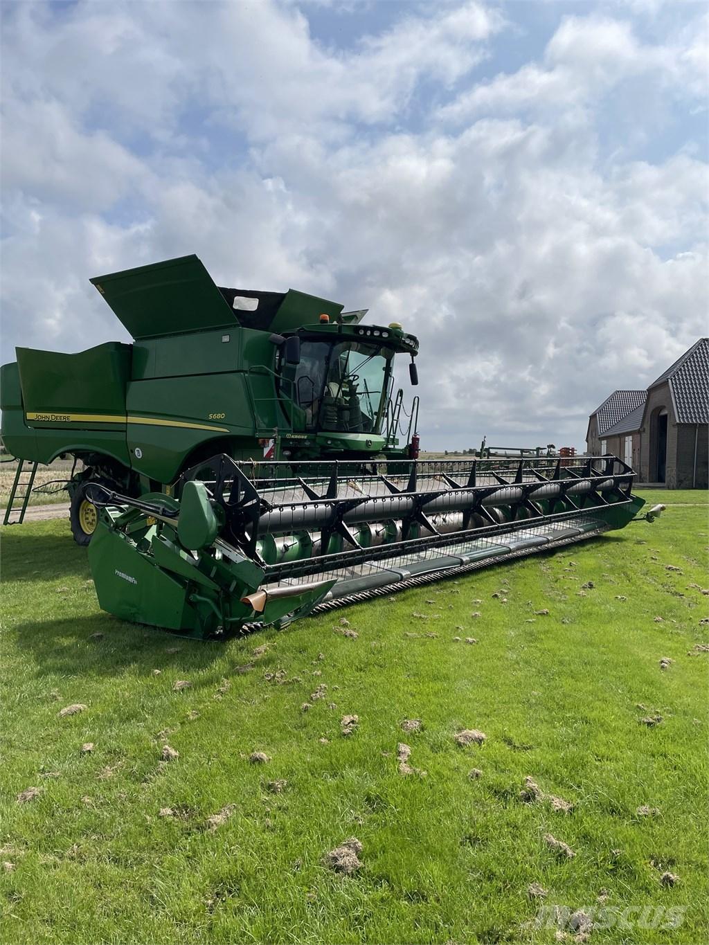 John Deere S 680 Ražas novākšanas kombaini