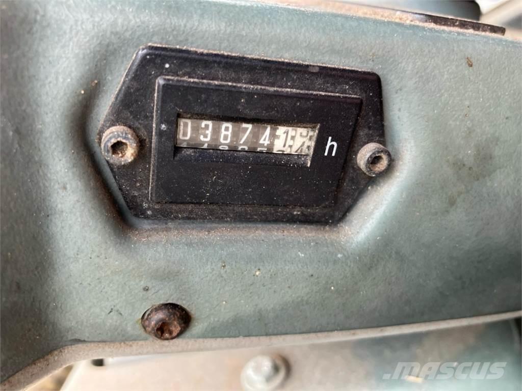 CAT 906 Iekrāvēji uz riteņiem