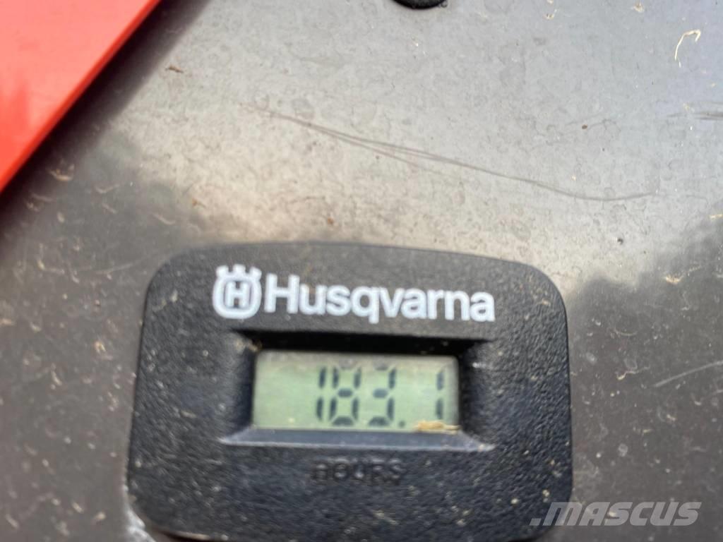 Husqvarna P 525 D Mauriņa traktors