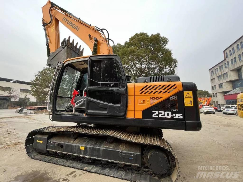 Hyundai R220-9S Ekskavatori uz riteņiem
