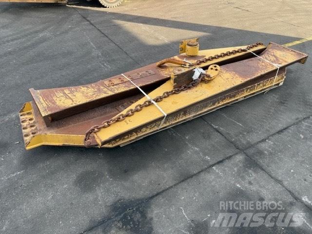 CAT 735 TAIL GATE Artikulētie pašizgāzēji