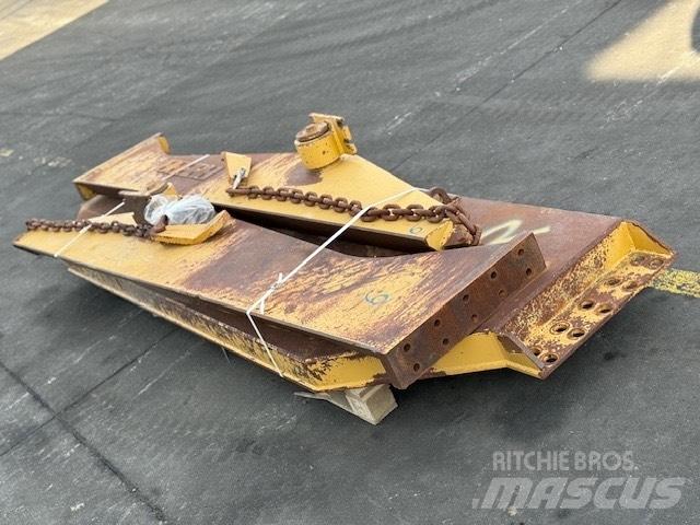 CAT 735 TAIL GATE Artikulētie pašizgāzēji