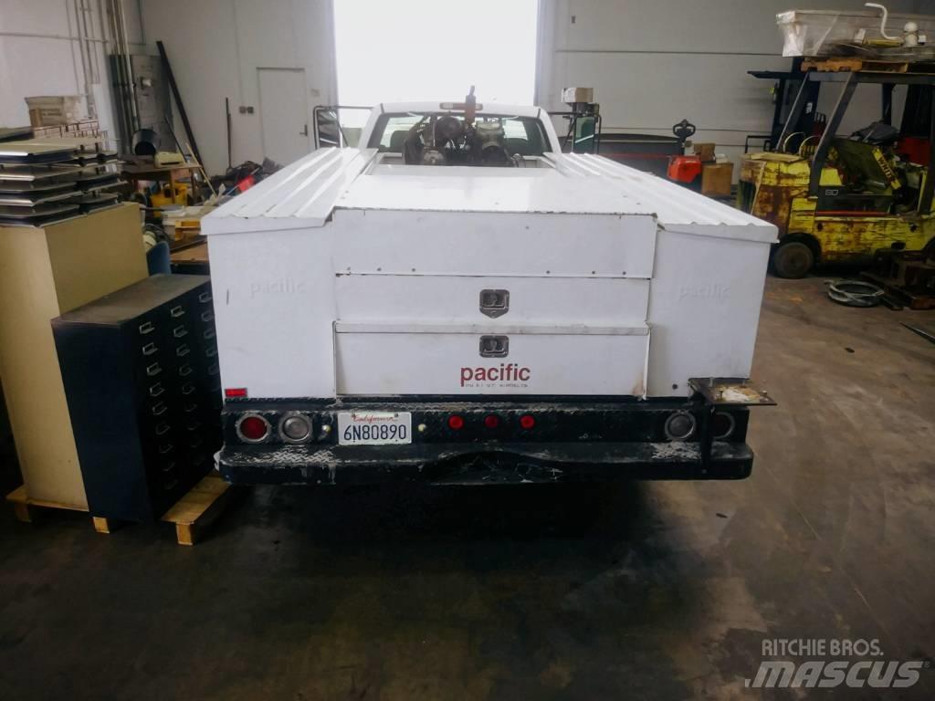 Chevrolet 3500 Vieglais kravas automobilis/izkraušana no sāniem