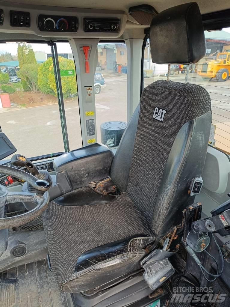 CAT 930M Iekrāvēji uz riteņiem