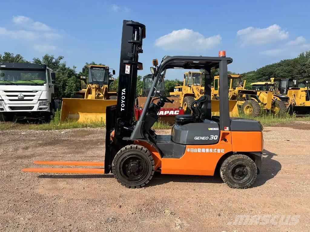 Toyota 30 forklift Tehnika ar dīzeļa dzinēju