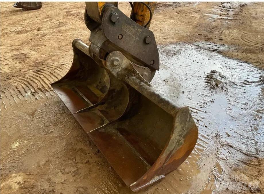 JCB JS 130 LC Kāpurķēžu ekskavatori