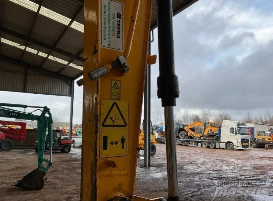 JCB JS 130 LC Kāpurķēžu ekskavatori