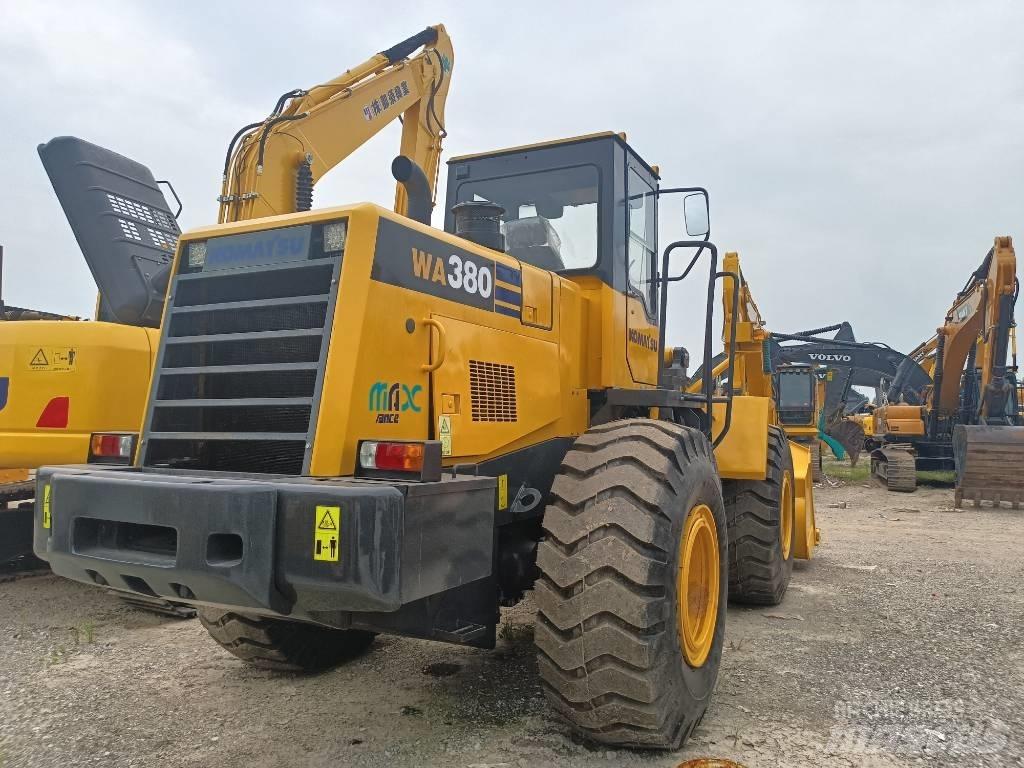 Komatsu WA 380 Iekrāvēji uz riteņiem