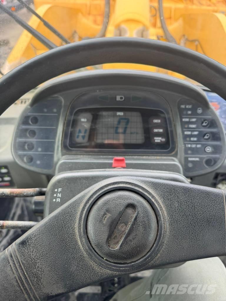 Komatsu WA 500-3 Iekrāvēji uz riteņiem