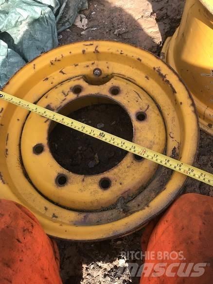  MASSEY FRONT WHEEL Riepas, riteņi un diski