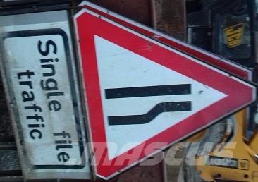  VARIOUS ROAD SIGNS Būvniecība- Citi