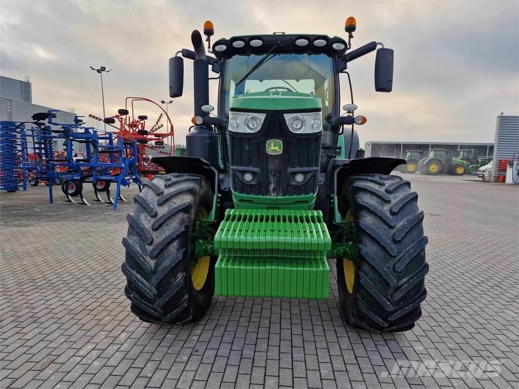John Deere 6215R Traktori
