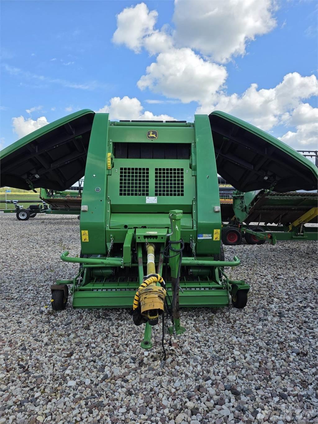 John Deere 854 Rituļu preses