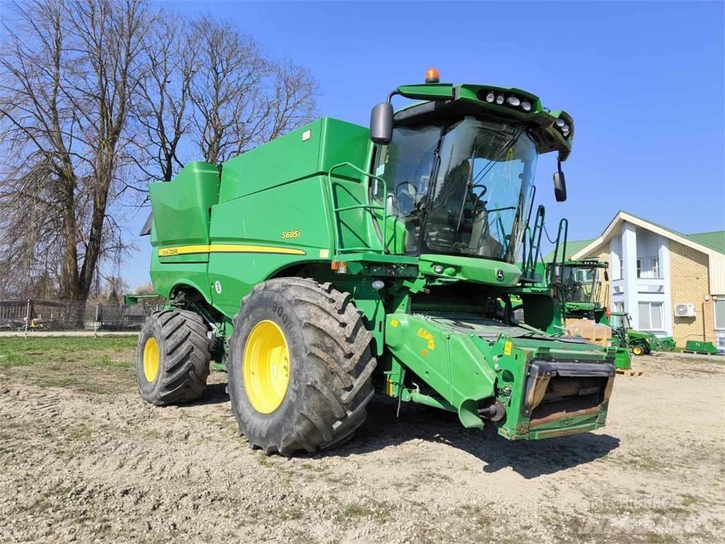 John Deere S685 Ražas novākšanas kombaini