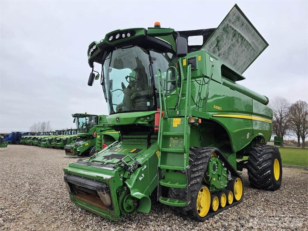John Deere S690 Ražas novākšanas kombaini