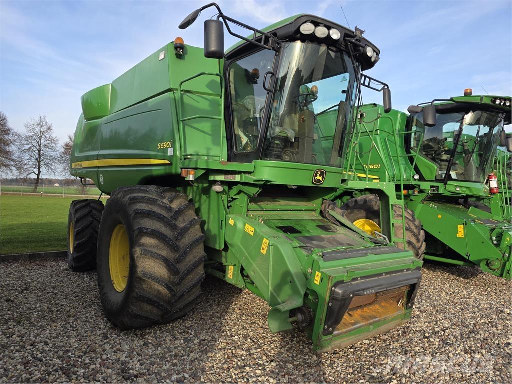 John Deere S690 Ražas novākšanas kombaini