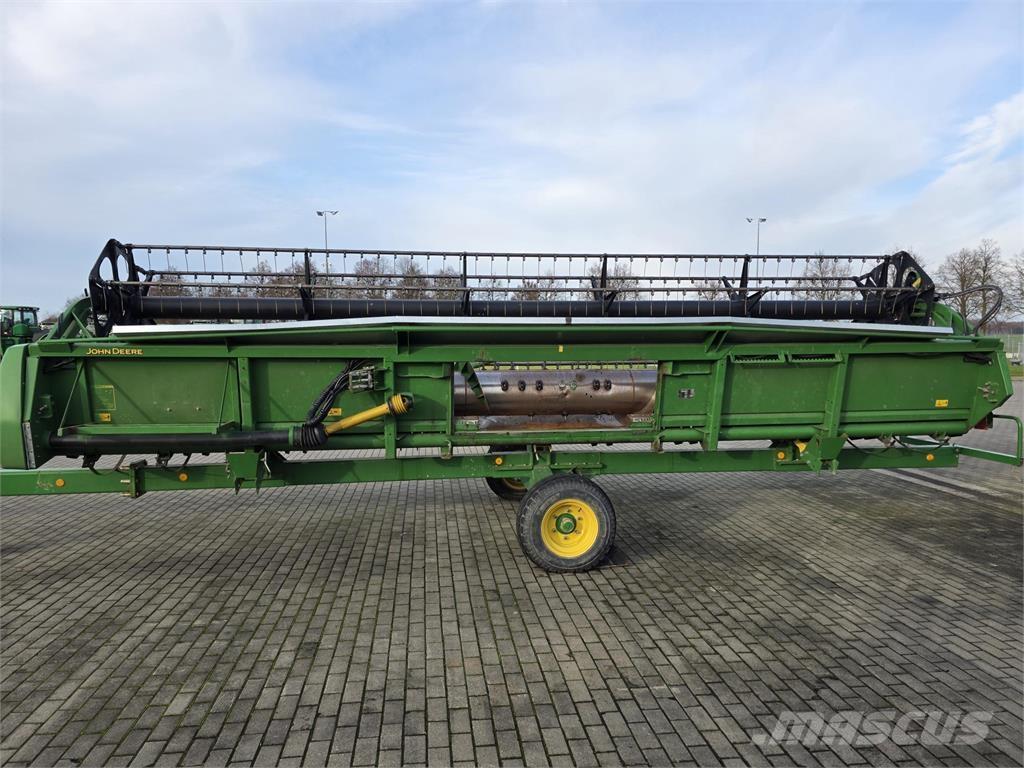 John Deere S690 Ražas novākšanas kombaini