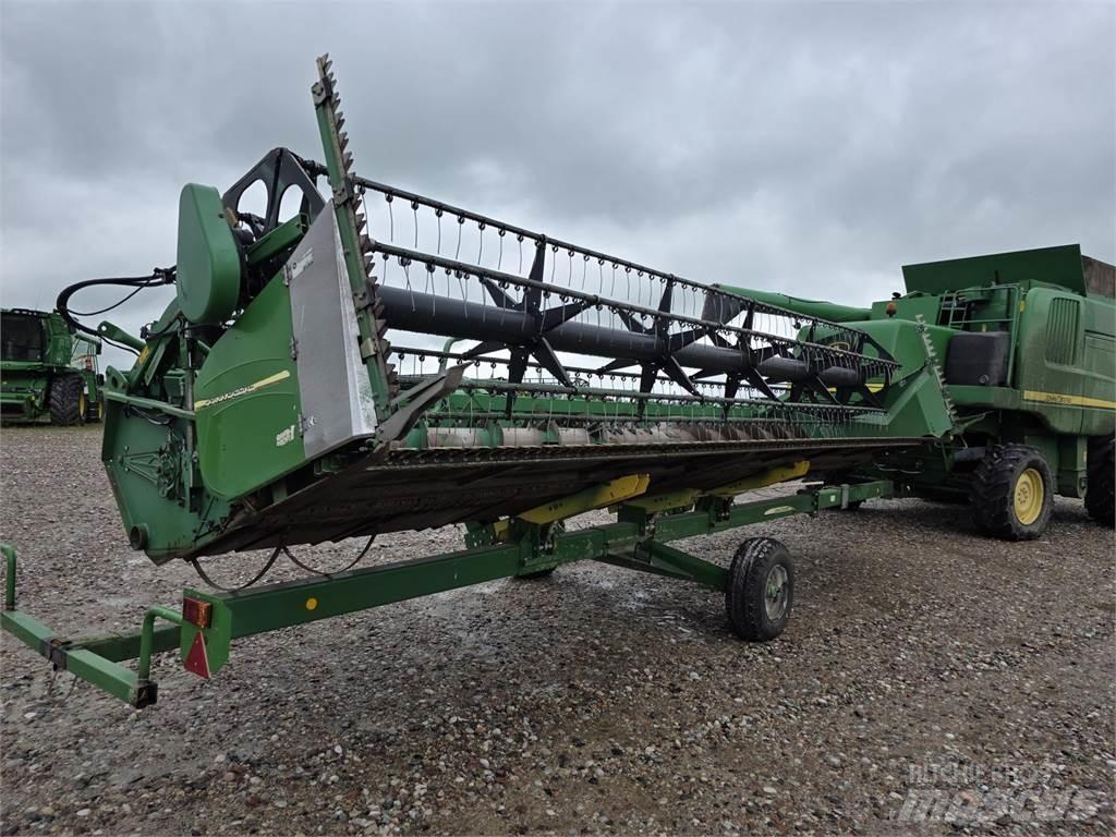 John Deere T670 Ražas novākšanas kombaini