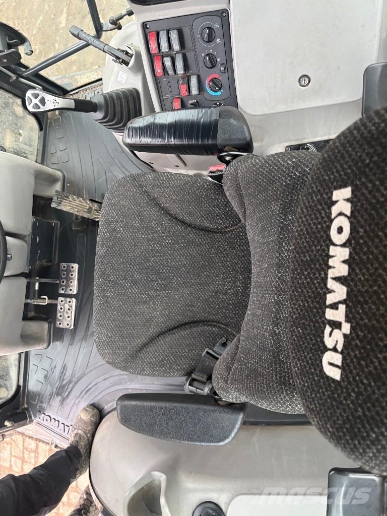 Komatsu WB 97 S Ekskavatori-iekrāvēji