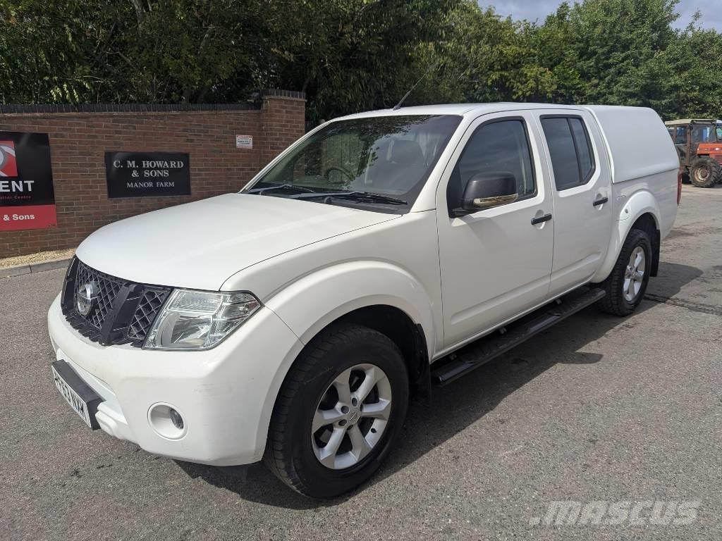 Nissan Navara Vieglais kravas automobilis/izkraušana no sāniem