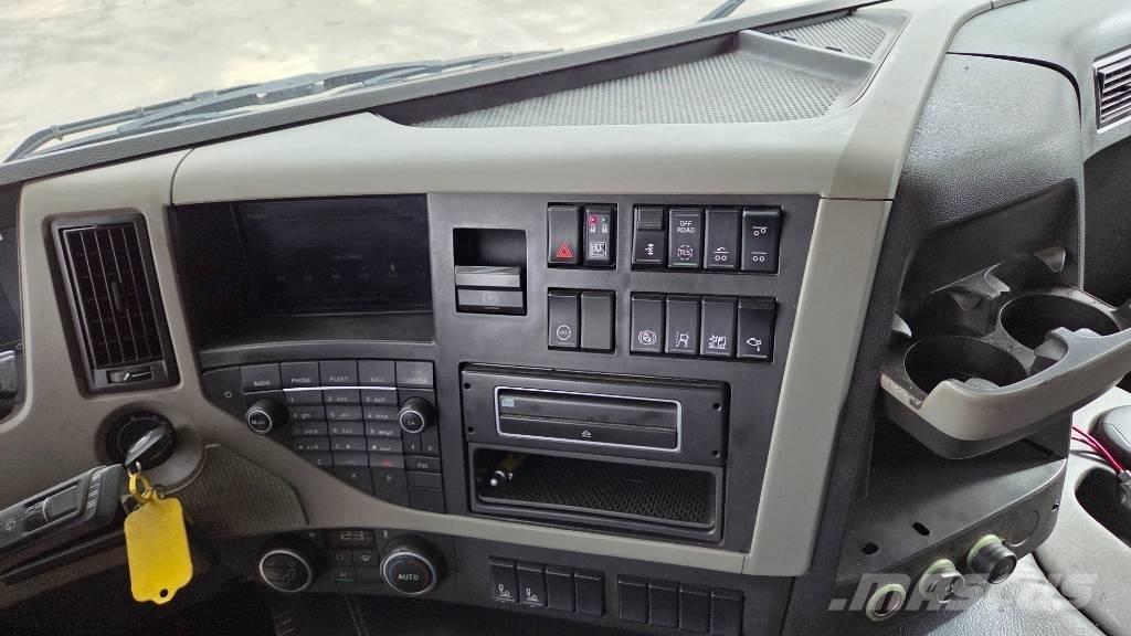 Volvo FM460 6X2*4 Treileri ar āķi