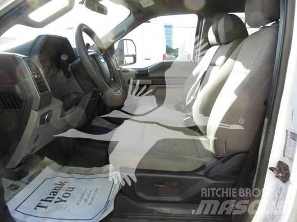 Ford F550 Platformas/izkraušana no sāniem
