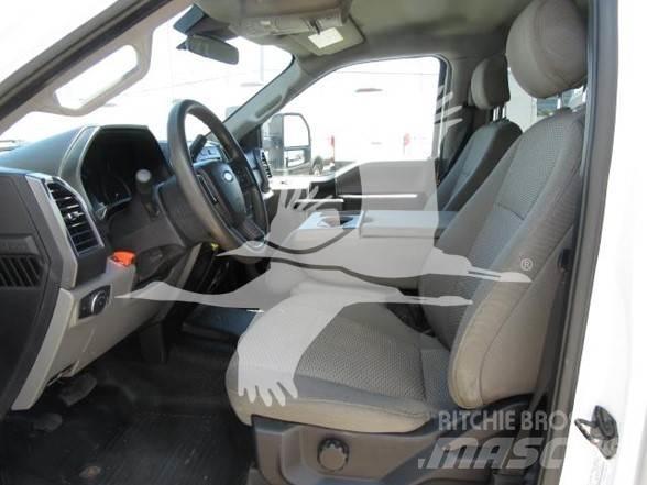 Ford F550 Platformas/izkraušana no sāniem