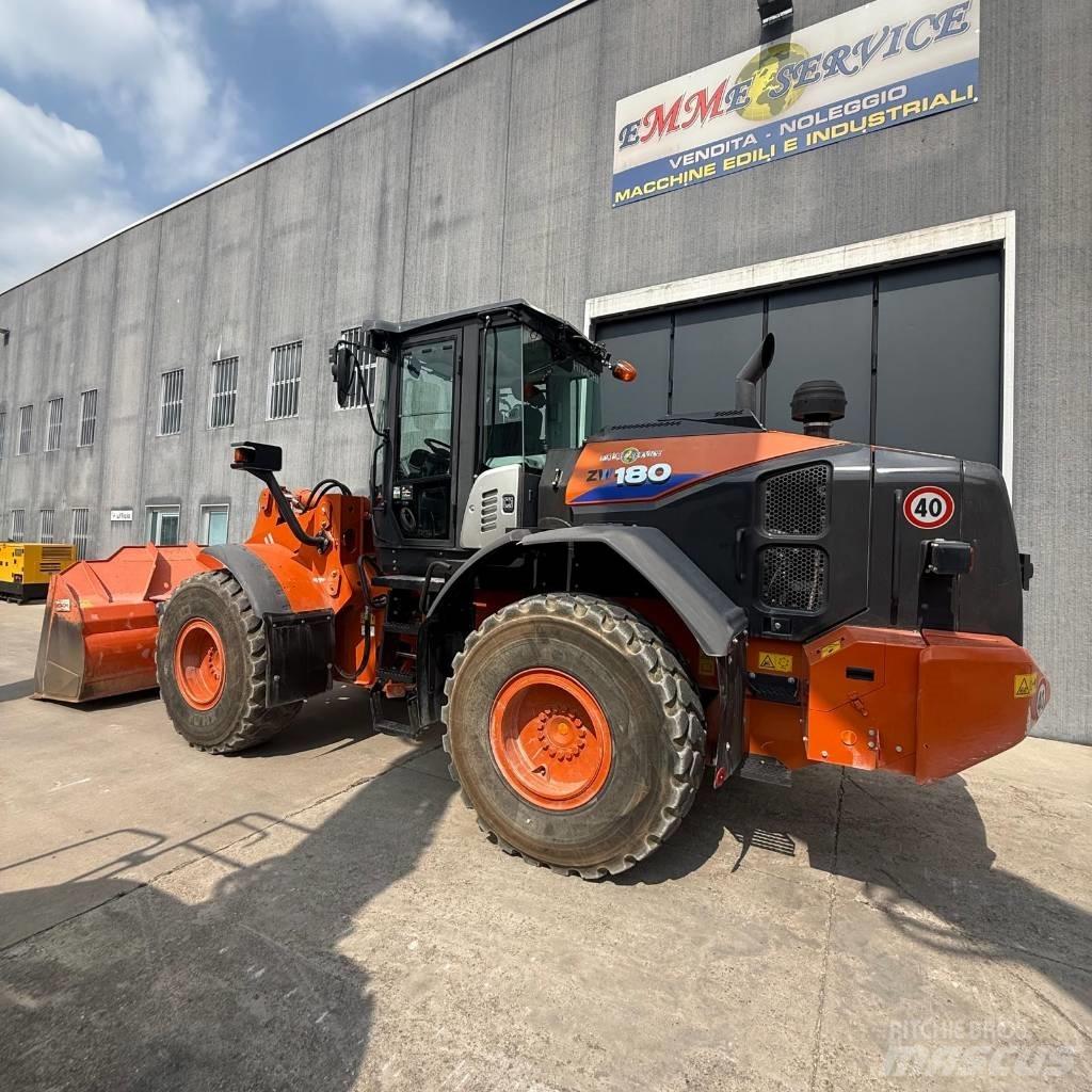 Hitachi ZW180-6 Iekrāvēji uz riteņiem