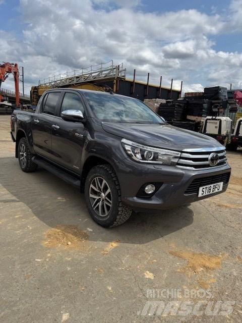 Toyota Hilux Vieglais kravas automobilis/izkraušana no sāniem