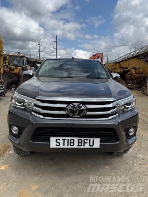 Toyota Hilux Vieglais kravas automobilis/izkraušana no sāniem
