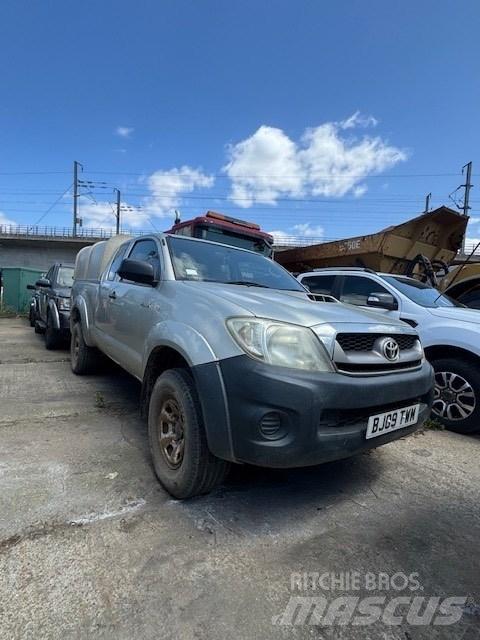 Toyota Hilux Vieglais kravas automobilis/izkraušana no sāniem