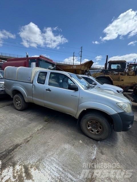 Toyota Hilux Vieglais kravas automobilis/izkraušana no sāniem