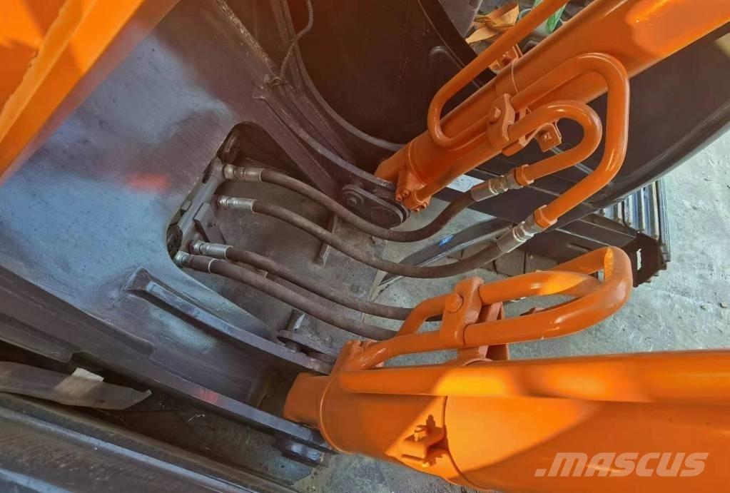 Hitachi ZX 200 Kāpurķēžu ekskavatori