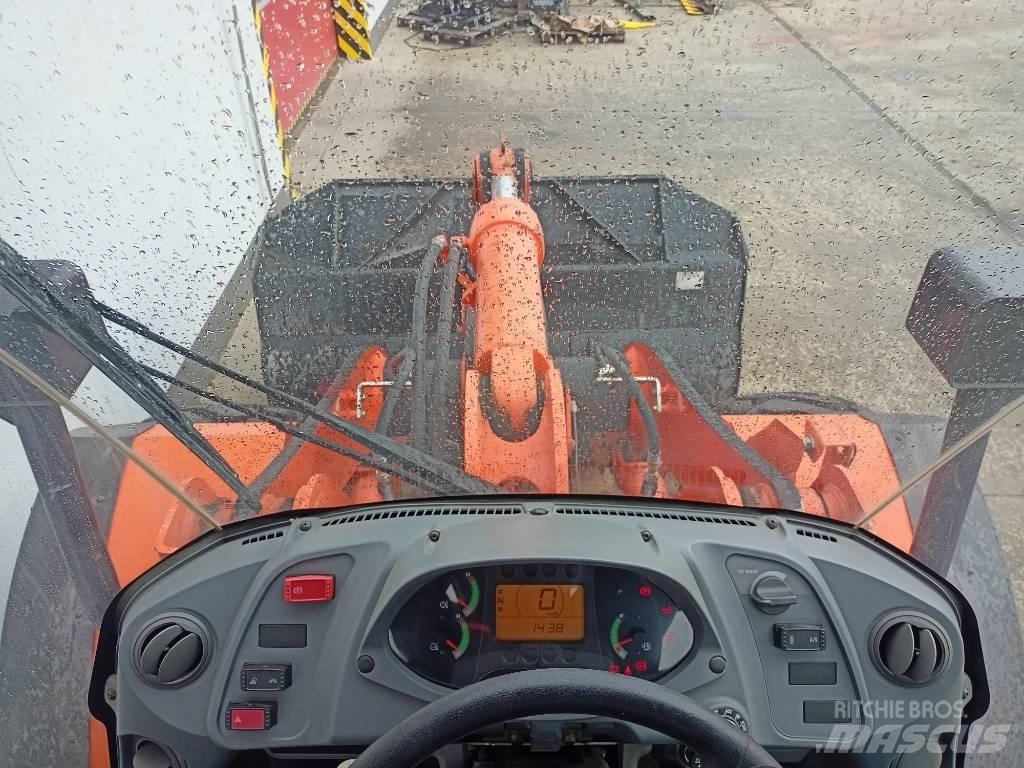 Hitachi ZW150 Iekrāvēji uz riteņiem