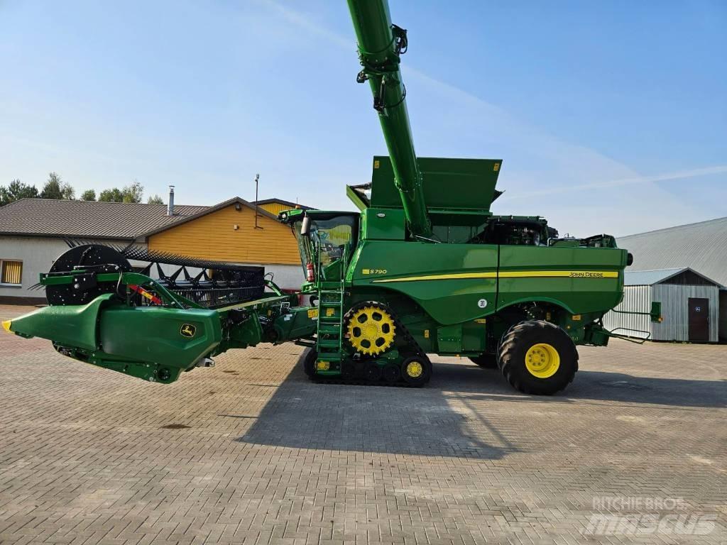 John Deere S790 Ražas novākšanas kombaini
